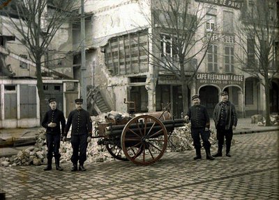 Quattro pompieri con la loro attrezzatura, Reims, Marne, Francia, 1917 da Fernand Cuville